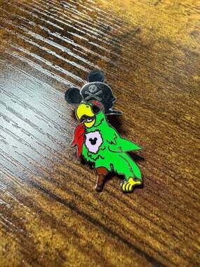 Disney Pirates of the Caribbean Pirate Parrot Hidden Mickey 2013 Trading Pin